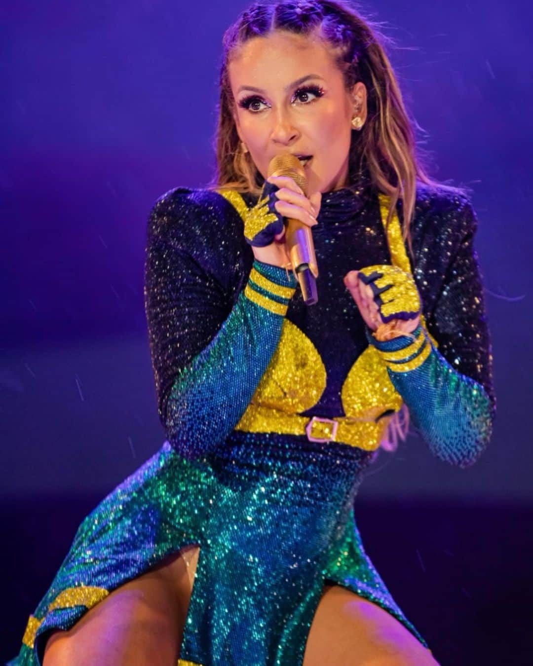 Claudia Leitteのインスタグラム：「@robsonsenne eternizou o #Eletriza pra mim. Quanto amor, viu? @ivetesangalo e @mczaac fizeram da #BanderaTour algo ainda mais lindo! Desculpa, Pessoal, mas esse momento com os 2 foi todo meu. 🤣🥰😍」