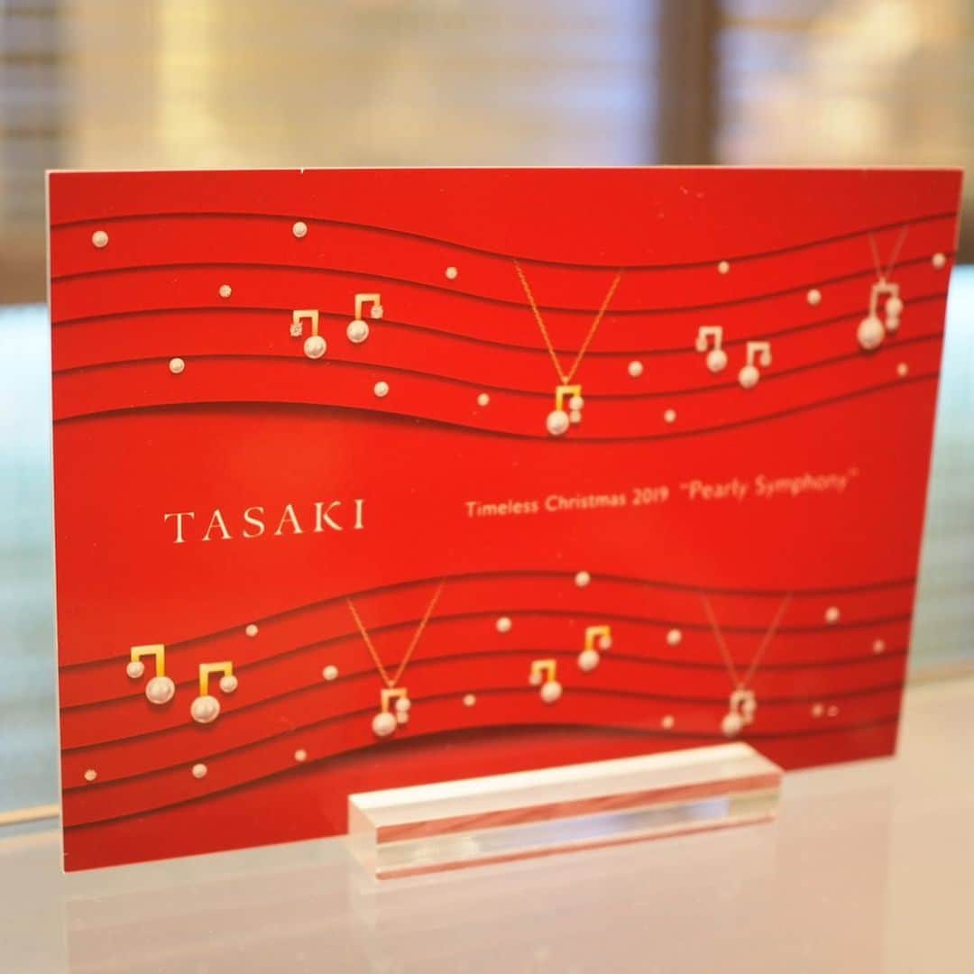 田中亜希子さんのインスタグラム写真 - (田中亜希子Instagram)「TASAKI @tasaki_intl 様にお招きいただき、 TASAKI銀座本店に行って参りまして、 新作 「“petit”  balance note」 を試着させて頂きました。  音符♫をモチーフに、ダイヤとパールが上品に配置された素敵で印象的なデザインでした。大きさも小さめでさりげなくてファッションにも取り入れやすいです。それでいていつものスタイルを上品に仕上げてくれるのが魅力的ですね♡ 店舗内はまるで美術館のようで パールの神秘的な美しさとダイヤの可憐な輝きに、この時期らしいワクワク感を感じました＾＾ ちなみに私は節目の歳を迎えると同時に結婚10周年。ジュエリーが欲しくなってもきちんと理由があるチャンス！笑  2019年のホリデープロモーション Timeless Christmas 2019 “Pearly Symphony”」11月13日(水)～12月25日(水) 動画はエントランスでお迎えしてくれた “The Castle of Symphony” を体験♡ハンドルを回すとパールに見立てたボールが出てベルを鳴らしながらレールに転がり音を奏でるというマシンはその世界観を感じることができて楽しかったです✨ ※ピアスは通常店頭で試着は行なっていないそうです。  #TASAKI #タサキ #petitbalancenote #TASAKIbalance #TimelessChristmas#PearlySymphony #クリスマスジュエリー #クリスマスプレゼント #sponsored」11月27日 9時28分 - akiico