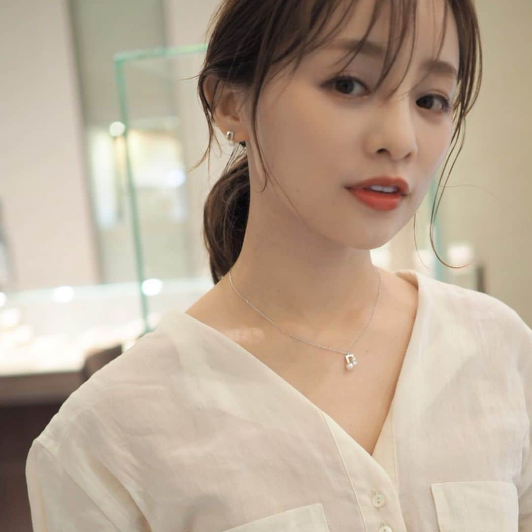 田中亜希子さんのインスタグラム写真 - (田中亜希子Instagram)「TASAKI @tasaki_intl 様にお招きいただき、 TASAKI銀座本店に行って参りまして、 新作 「“petit”  balance note」 を試着させて頂きました。  音符♫をモチーフに、ダイヤとパールが上品に配置された素敵で印象的なデザインでした。大きさも小さめでさりげなくてファッションにも取り入れやすいです。それでいていつものスタイルを上品に仕上げてくれるのが魅力的ですね♡ 店舗内はまるで美術館のようで パールの神秘的な美しさとダイヤの可憐な輝きに、この時期らしいワクワク感を感じました＾＾ ちなみに私は節目の歳を迎えると同時に結婚10周年。ジュエリーが欲しくなってもきちんと理由があるチャンス！笑  2019年のホリデープロモーション Timeless Christmas 2019 “Pearly Symphony”」11月13日(水)～12月25日(水) 動画はエントランスでお迎えしてくれた “The Castle of Symphony” を体験♡ハンドルを回すとパールに見立てたボールが出てベルを鳴らしながらレールに転がり音を奏でるというマシンはその世界観を感じることができて楽しかったです✨ ※ピアスは通常店頭で試着は行なっていないそうです。  #TASAKI #タサキ #petitbalancenote #TASAKIbalance #TimelessChristmas#PearlySymphony #クリスマスジュエリー #クリスマスプレゼント #sponsored」11月27日 9時28分 - akiico