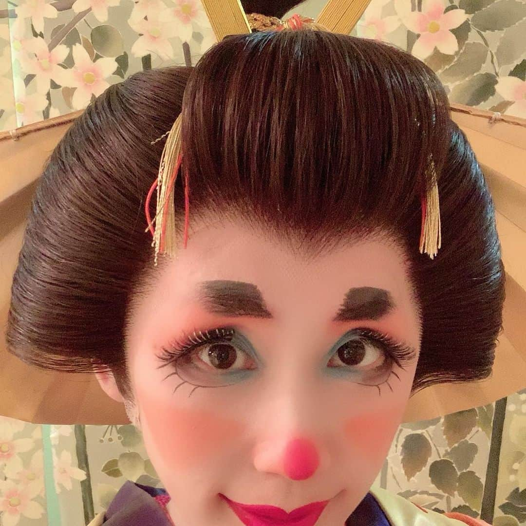 羽咲まなさんのインスタグラム写真 - (羽咲まなInstagram)「私が宝塚在団中に、ご観劇になった大地真央さんが組子全員にプレゼントしてくださったパフ✨ 嬉しくって勿体無くって…ずーっとお守りにしてました。 ・ ・ まさか同じ舞台に立たせて頂ける日が来るなんて✨🍀✨ 博多座にも持って行き、明治座で封を開けました！ ・ ・ 本日、「ふるあめりかに袖はぬらさじ」千秋楽です！！ ・ ・ 思いっきり羽ばたきたいと思います🦋🍀 ・ ・ #ふるあめりかに袖はぬらさじ #明治座 #千秋楽 #バタフライ」11月27日 9時29分 - mana.haza