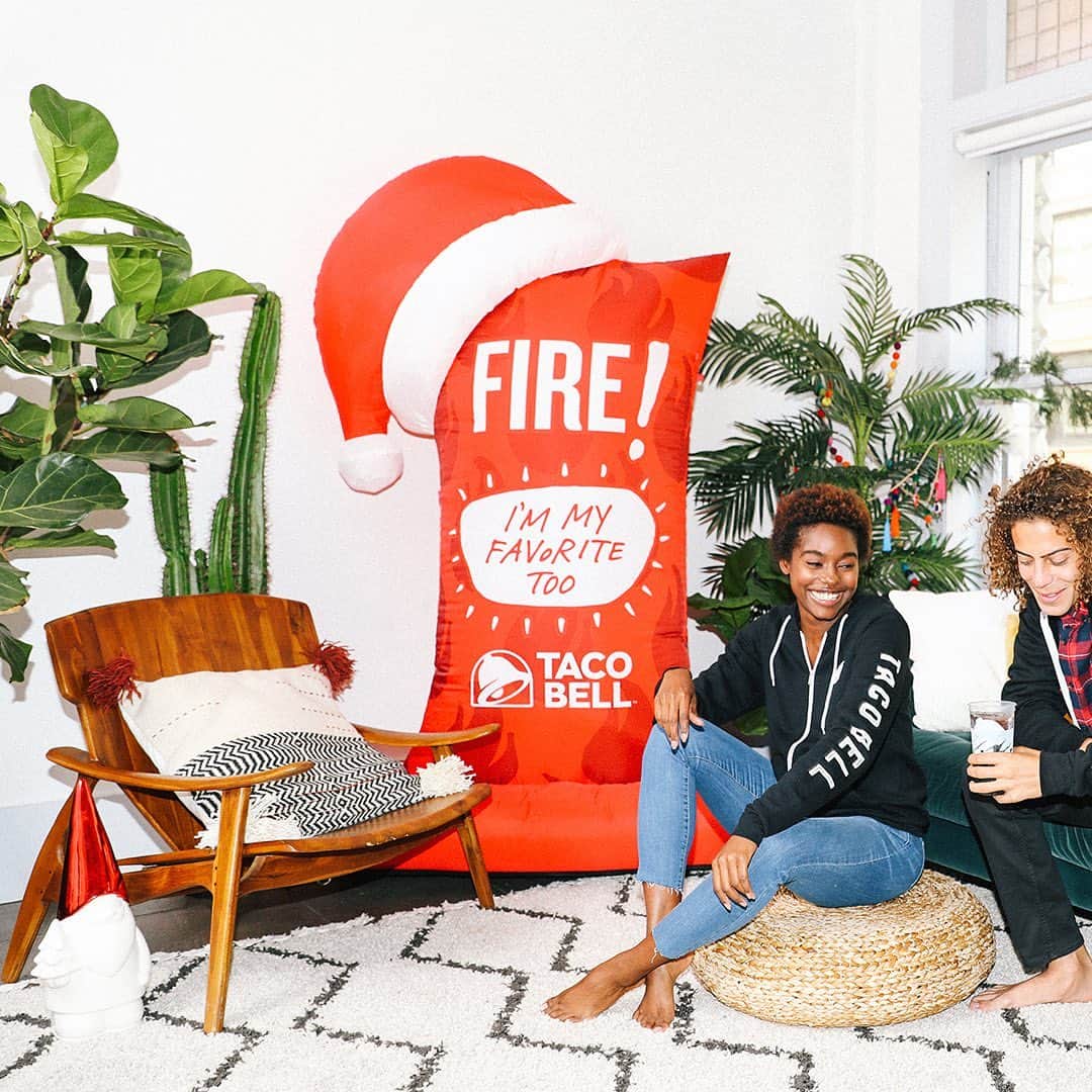 Taco Bellさんのインスタグラム写真 - (Taco BellInstagram)「Make your holiday decor the most fire on the block. Shop the full holiday collection with the link in bio. #TacoBellShop」11月27日 9時29分 - tacobell