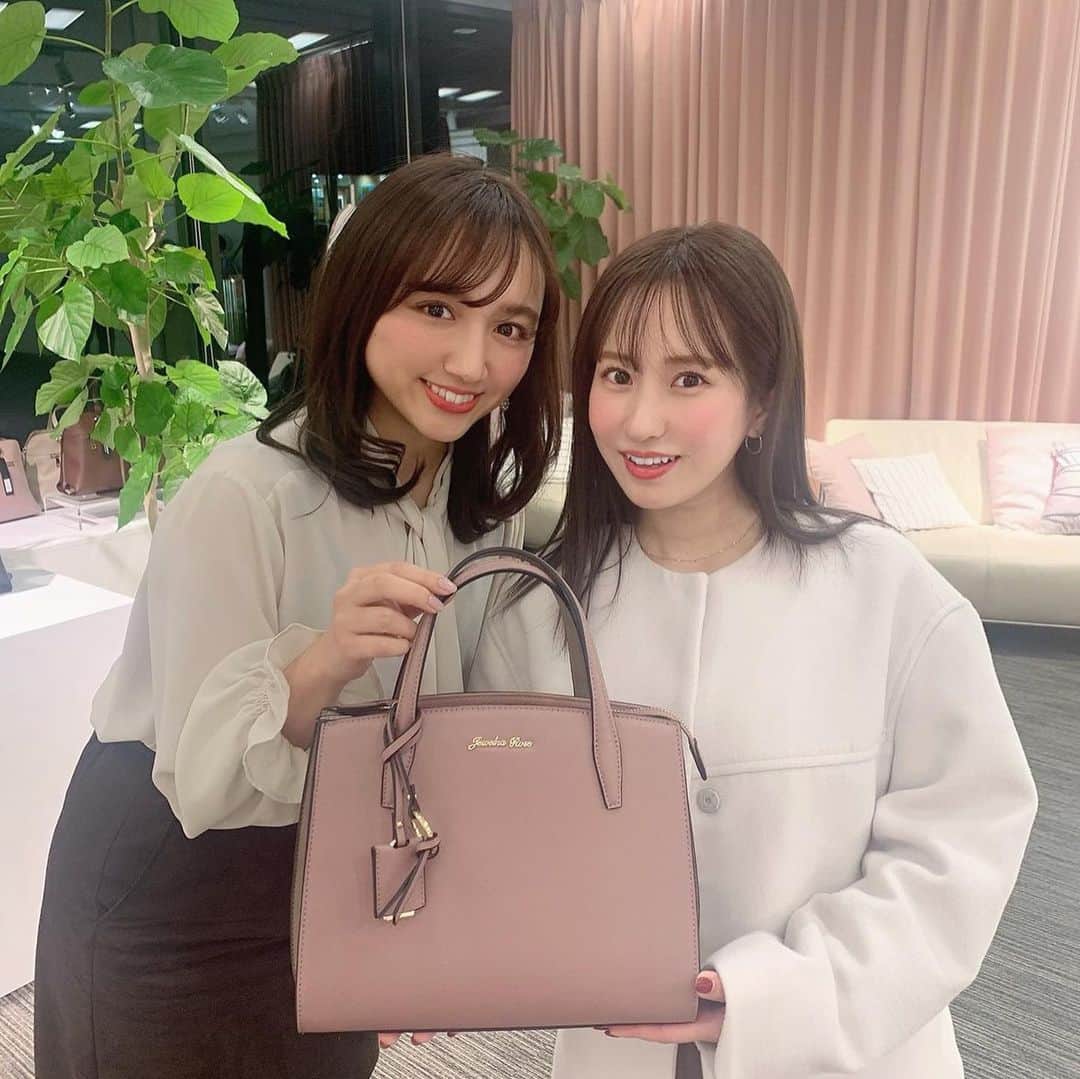 鏑木梨奈のインスタグラム：「. . 𝑱𝑒𝑤𝑒𝑙𝑛𝑎𝑅𝑜𝑠𝑒の展示会へ♡ . いなりちゃん招待ありがとう🥺♡ . . いつもキラキラの笑顔で迎えてくれる めちゃくちゃ可愛いいなりちゃん✧ . この日も癒されました……。 . 年明けあたりは仕事終わりで 飲みに行けそうなので楽しみ🍻 . . そして @jewelnarose_official さん 10周年おめでとうございます♡ . S/Sは大人っぽいの多かったかな♬ というイメージ♡ . ドンピシャなのがあったので それを選びました♬ 3月届くのがまた楽しみです♡ . . #jewelnarose  #展示会 #bag #髪の毛暗くしました #てか私チーク濃い #オカメインコ」