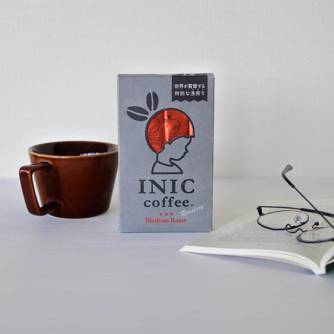 INIC coffeeさんのインスタグラム写真 - (INIC coffeeInstagram)「. 一人でゆっくりできる時間こそ、美味しいコーヒーを飲みたいもの。 INICなら、こだわりのサードウェーブコーヒーも、お湯を注げば楽しめるんです。 製法にこだわり、本格的なコーヒー好きにも満足いただけるスペシャリティコーヒーの味わいをパウダーで再現した＜Roasteryシリーズ＞は、浅煎り（Medium Roast）、中煎り（High Roast）、深煎り（Full City Roast）と、焙煎の違いが3種類楽しめるカフェ仕様。 ぜひINICが自信を持ってお届けするスペシャリティコーヒーの味をご堪能ください。 . ▼ INIC Roasteryシリーズ https://www.inic-market.com/fs/inicmarket/c/191580/ #INICcoffee #INIC #coffee #Roasteryシリーズ #life #iniclife #refresh #イニックコーヒー #イニック #5秒で本格コーヒー #おうちカフェ #丁寧な暮らし #イニックコーヒーのある生活 #おうちカフェ #ホット #秋冬 #本格 #ゆったり #Medium Roast #High Roast #Full City Roast #ほっと一息 #スペシャリティコーヒー #サードウェーブコーヒー」11月27日 9時41分 - iniccoffee