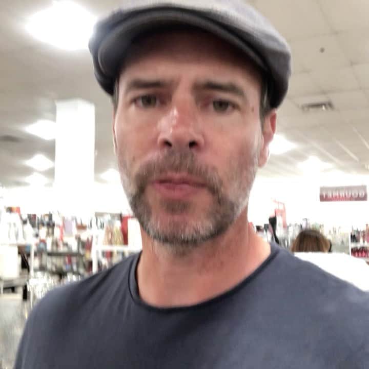 スコット・フォーリーのインスタグラム：「#thanksgivingshopping」