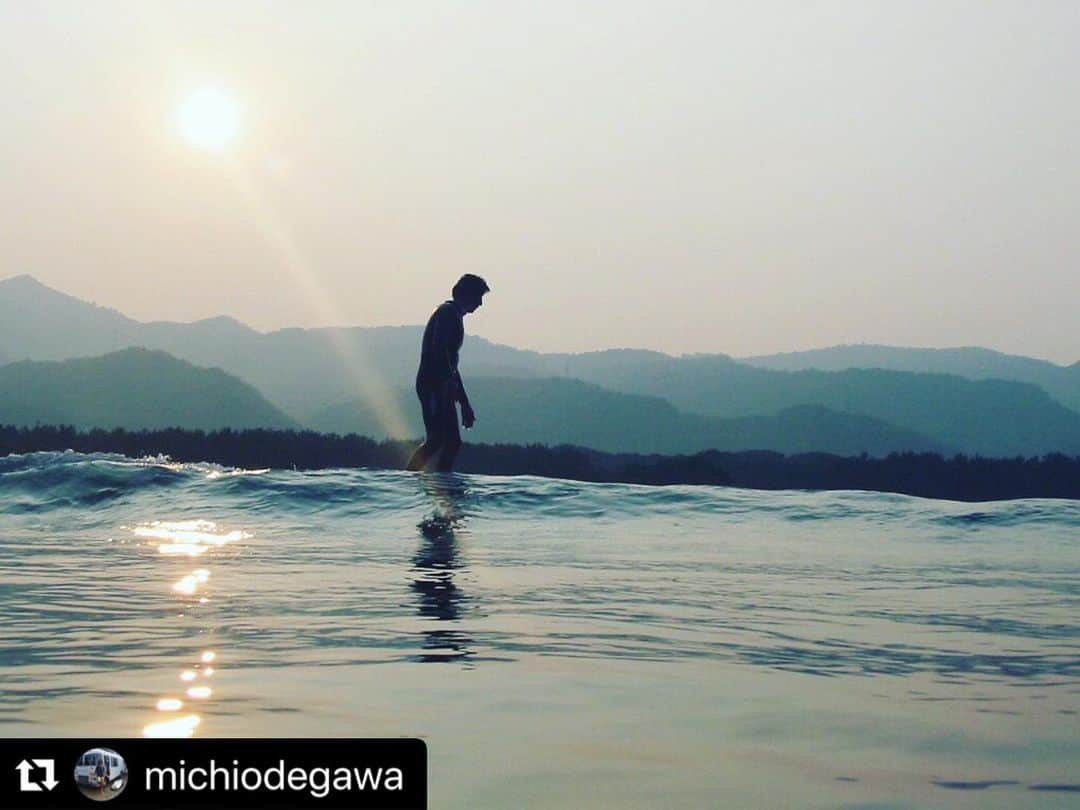 NO BRANDさんのインスタグラム写真 - (NO BRANDInstagram)「Fun of surfing. #surf #surfing # #lifeisgood  #nobrandsurfboards  @nobrand_kamakura  #Repost @michiodegawa with @make_repost ・・・ 太陽が岸側に沈む、ホームブレイクとは真逆のポイント。いつもと違う新鮮な感覚、のんびりした東向のビーチに心和む。 #日没の空 #夕焼け #サーフィン  @nobrand_kamakura」11月27日 9時39分 - nobrand_kamakura