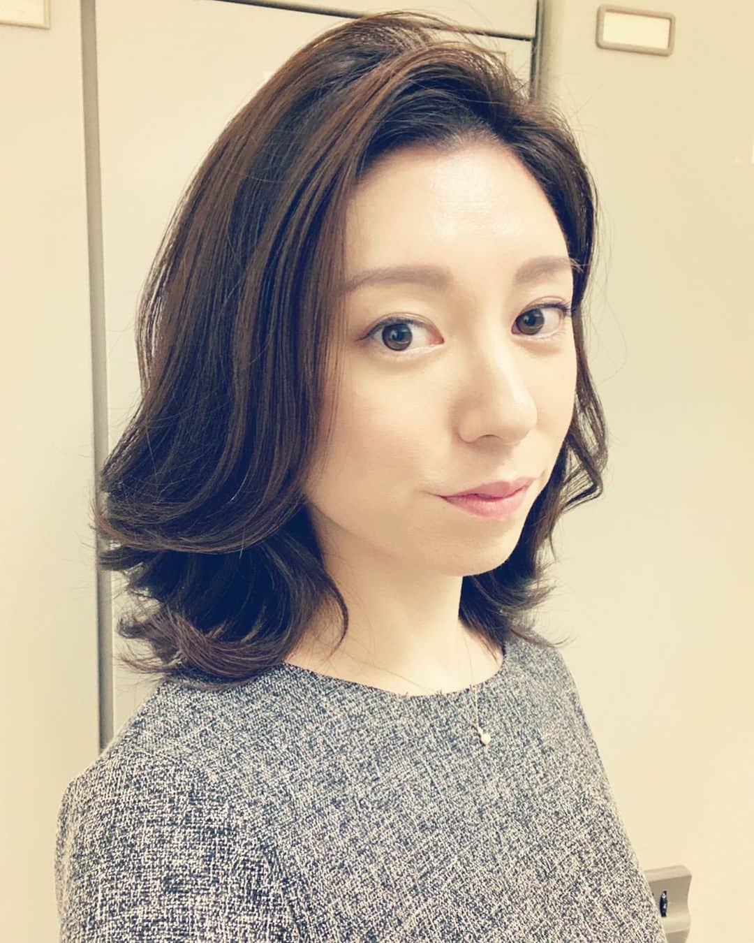 若林理紗のインスタグラム：「髪型の巻👩🏻﻿ ﻿ ふだんは結ぶのですが、﻿ セット中の前髪のカールが綺麗だったので、﻿ そのまま下ろすことに挑戦してみると。﻿ ﻿ Good and could be better,﻿ な声がありました🌝﻿ ﻿ この秋でアナウンサー10年目を迎えても、﻿ 落ち着く髪型はいつも試行錯誤なのです。﻿ ﻿ ちょっとしたことですが、﻿ ニュースを伝える上では大切だと思う、﻿ そんな出来事でした💐﻿ ﻿ 今日は代打で、15:00〜お伝えします✨﻿ See you soon! ﻿ ﻿#日テレnews24  #髪型  #ミディアムヘア  #前髪なし  #アナウンサー 10年目…！ #セントフォース  #若林理紗」