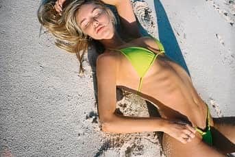 Katelyn Byrdのインスタグラム：「Film in @bambaswim 🎞🍏」