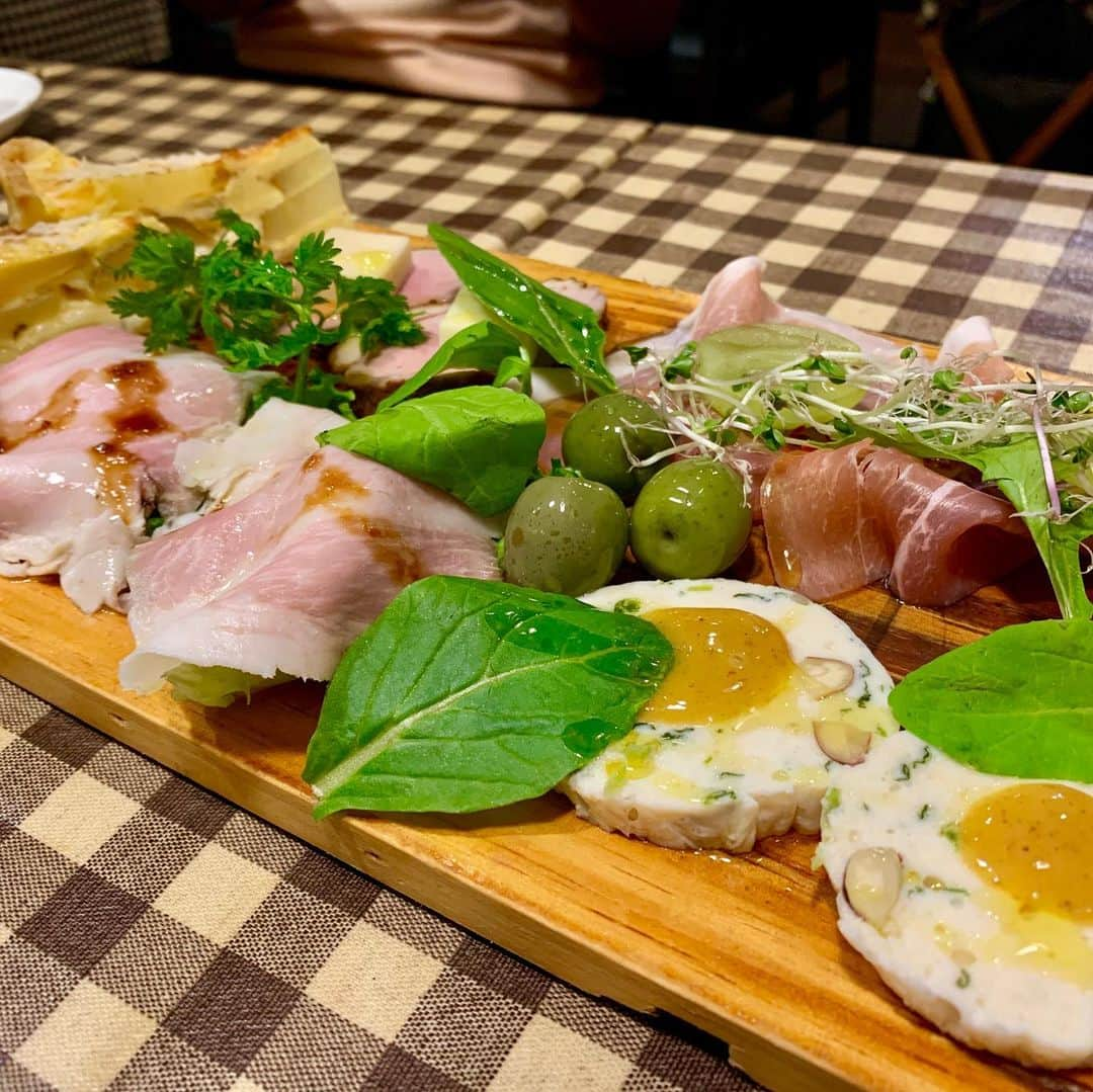 わっきーさんのインスタグラム写真 - (わっきーInstagram)「新宿にあるチーズフォンデュ専門店「安藤ファーム」へ。 なんと21種類のチーズフォンデュがあり、選ぶのにかなり悩む。 リゾットの種類も多く、チーズ好きにはたまらないお店。 ご主人が野菜ソムリエの資格があり、奥さんはパティシエ。 ご夫婦でお店をやられていて、応援したくなるお店です。  ワインも赤白飲み放題もあり！  #安藤ファーム  #チーズフォンデュ  #チーズフォンデュ専門店  #ラクレットチーズ  #リゾット  #有機野菜  #パティシエ  #スイーツ  #ワイン  #ワイン飲み放題  #新宿  #新宿グルメ  #新宿ディナー  #歌舞伎町  #歌舞伎町グルメ  #東京グルメ #youtube #youtuber #わっきーtv #わっきー #食レポ #飯テロ #飯テログラム #飯テロ動画」11月27日 9時50分 - makoto_ishiwaki