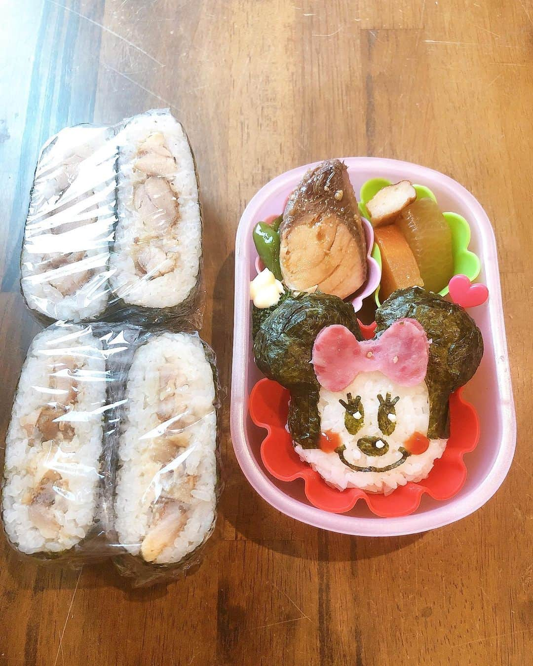 みきママさんのインスタグラム写真 - (みきママInstagram)「【マヨチキン弁当です！】﻿ ﻿ ﻿ ﻿ ﻿ ﻿ ﻿ はる兄の塾弁は昨日の晩御飯の残りのガブリチキンでマヨチキンおにぎらずにしました！！﻿ ﻿ ﻿ ﻿ ﻿ ﻿ ﻿ ﻿ ﻿ 杏ちゃんはミニーちゃん弁当です！！耳の部分、海苔を切り貼りして、完全図工の貼り絵です。﻿ ﻿ ﻿ ﻿ ﻿ ﻿ ﻿ ﻿ ﻿ すると、杏ちゃん「やだー！！おかずがやだー！！のこしてくるから。」ってさ。ピーマンがやだって。﻿ ﻿ ﻿ ﻿ ﻿ ﻿ ﻿ ﻿ ﻿ 杏ちゃん、大丈夫！！美味しいよ〜！！﻿ ﻿ ﻿ ﻿ ﻿ #みきママ #キャラ弁 #ミニー #塾弁 #おにぎり #onigiri  #mikimama  #obento」11月27日 9時54分 - mikimama_official