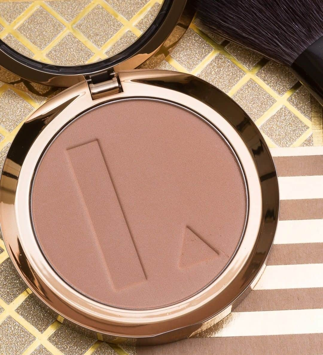 LORACさんのインスタグラム写真 - (LORACInstagram)「Built to bronze, designed to define 🖤 The TANtalizer Buildable Bronzing Powder (shade TAN LINES) is made to add natural looking warmth to the hollows of the face. Because the chill in the air can sometimes dry out our skin, use a LORAC TANtalizer Powder to revive the face and give it back it’s radiance! Shop this bronzing beauty by clicking our link in bio! #LORAC #LORACCOSMETICS #LORACLEGENDS #TANTALIZERBUILDABLEBRONZINGPOWDER #TANLINES」11月27日 10時00分 - loraccosmetics