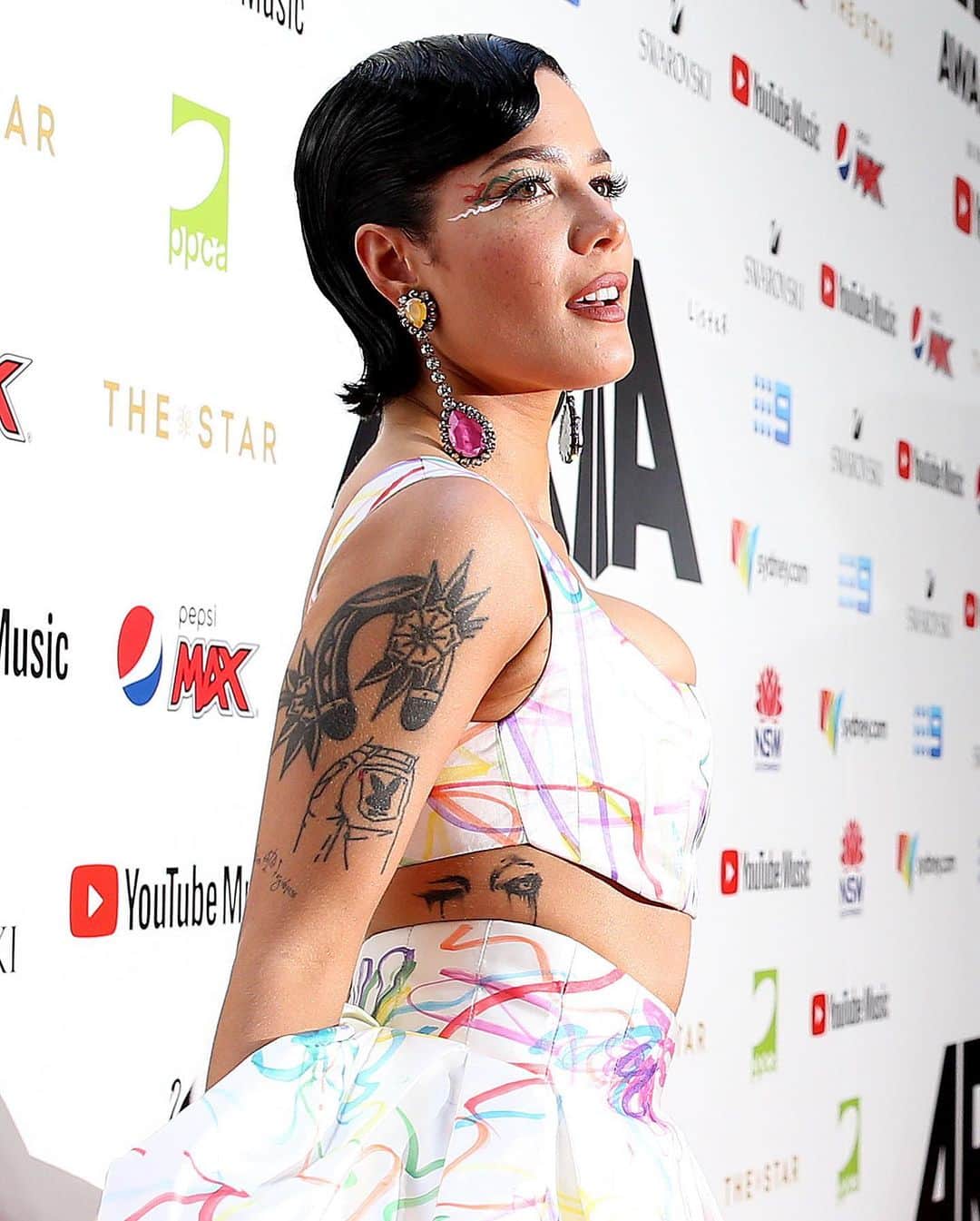 Just Jaredさんのインスタグラム写真 - (Just JaredInstagram)「@iamhalsey wears a hand-painted dress by @collinastrada at the Aria Awards in Sydney! #Halsey #AriaAwards #ARIAs #CollinaStrada Photos: Getty」11月27日 15時47分 - justjared