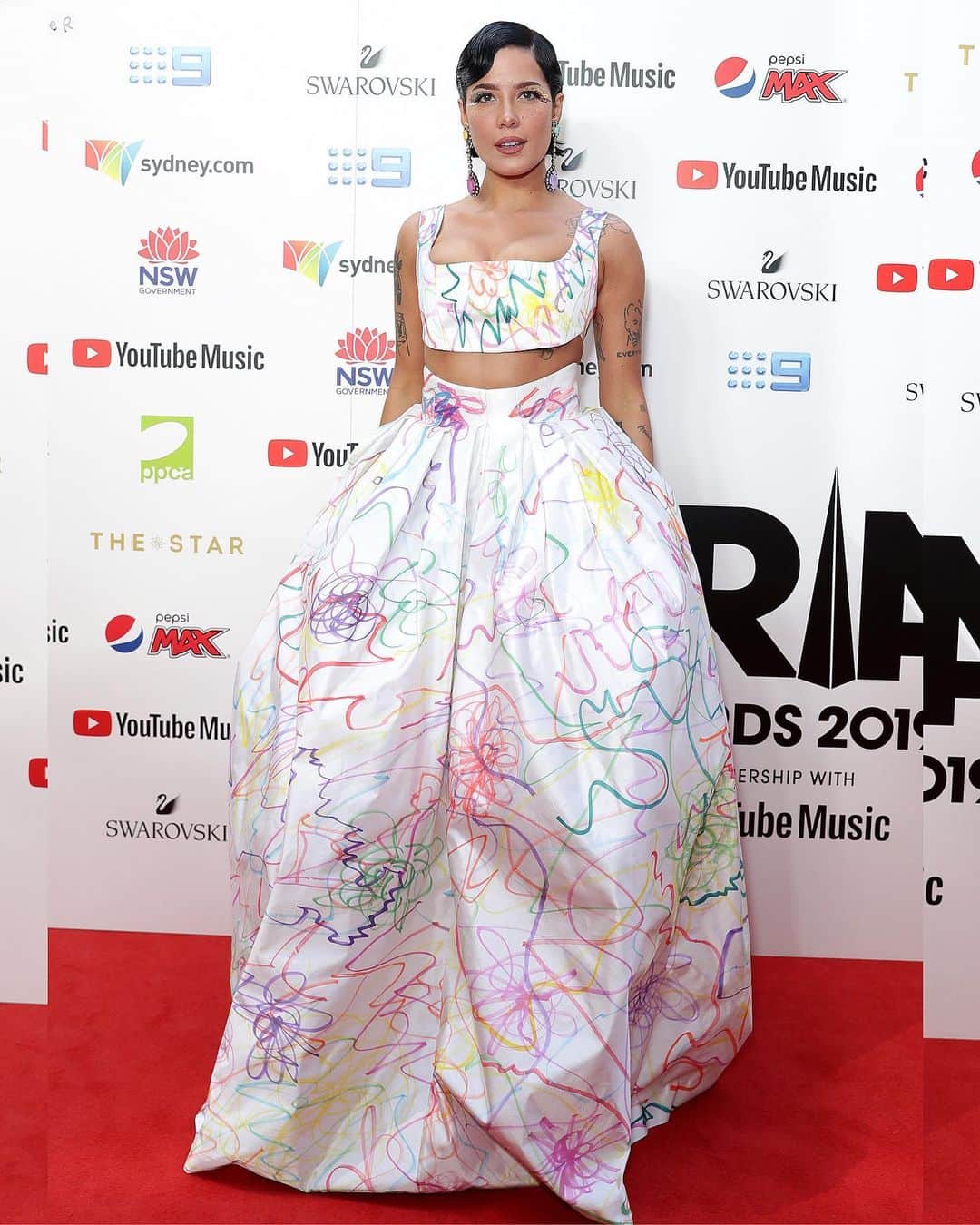 Just Jaredさんのインスタグラム写真 - (Just JaredInstagram)「@iamhalsey wears a hand-painted dress by @collinastrada at the Aria Awards in Sydney! #Halsey #AriaAwards #ARIAs #CollinaStrada Photos: Getty」11月27日 15時47分 - justjared