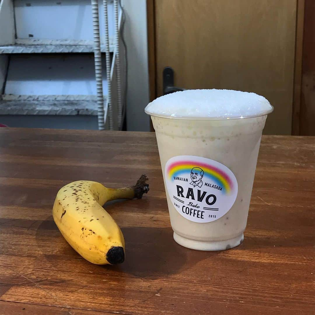 Ravo Bake Coffee Officialさんのインスタグラム写真 - (Ravo Bake Coffee OfficialInstagram)「. . バナナ1本まるまる使った 『濃厚バナナジュース🍌』 想像以上の甘さです😳 天気がもっと寒くなる前に是非飲んでみてください〜🥰 . . .  #神戸#元町#三ノ宮#トアロード#元町カフェ#神戸観光#神戸カフェ#カフェ活#神戸旅行#コーヒー#カフェ#カフェ巡り#神戸カフェ巡り#コーヒースタンド#コーヒー好き#マラサダ#カフェ好きな人と繋がりたい#고베#고베카페#오사카#오사카카페 #오사카여행#일본여행#먹스타그램#카페스타그램#셀피#바나나#커피」11月27日 15時39分 - yacco_tofuten