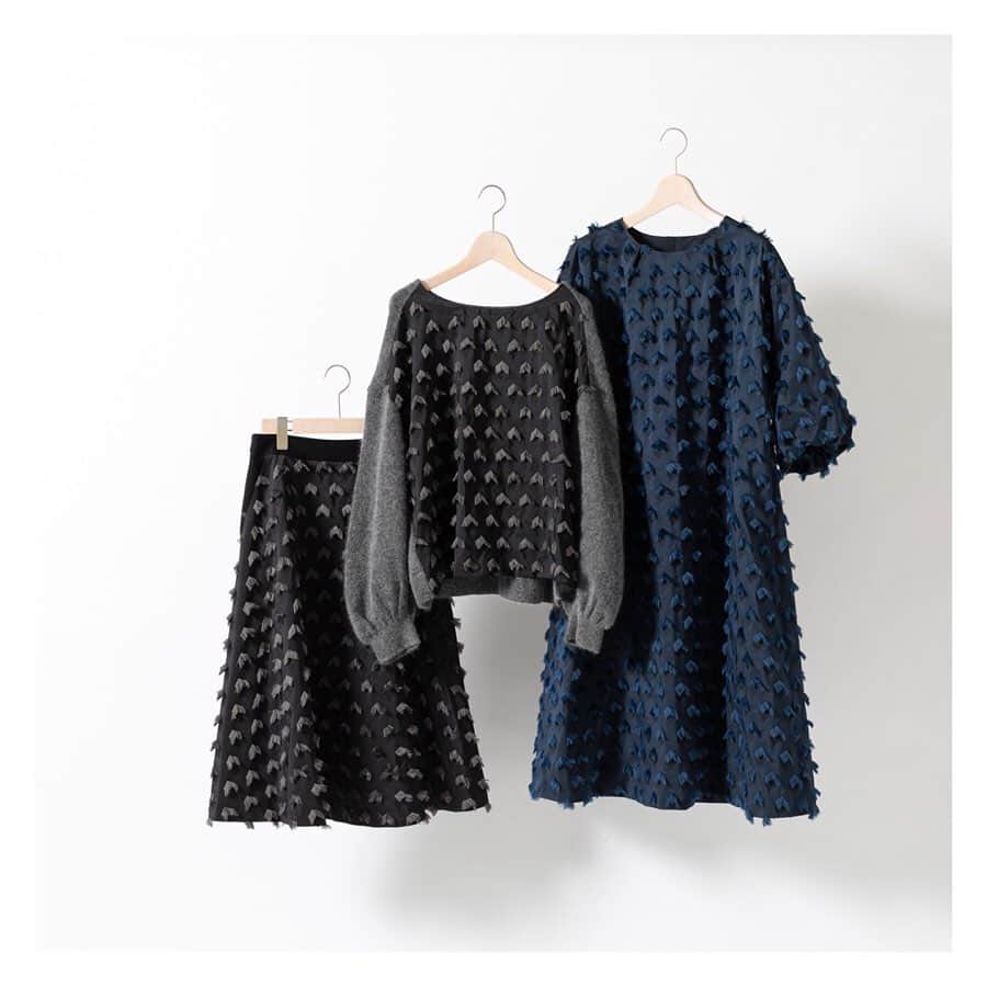 BEARDSLEY offcial instagramさんのインスタグラム写真 - (BEARDSLEY offcial instagramInstagram)「桐生のJacquard series。 正装に合わせて、上品な仕上がり。 . 特別な日に着ていきたい。 . . knit ¥29,000+TAX skirt ¥42,000+TAX one-piece ¥68,000+TAX . . . #beardsley #knit #skirt #onepiece #jacquard #ビアズリー  #ジャガード #桐生 #手仕事 #年末年始」11月27日 15時45分 - beardsley.pr