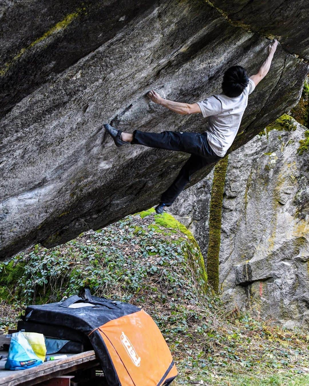 村井隆一のインスタグラム：「Still in wet condition.. Hope the weather gets better soon.  photo by @matani0329  #climbing#bouldering#Switzerland#Valbavona#ボルダリング」