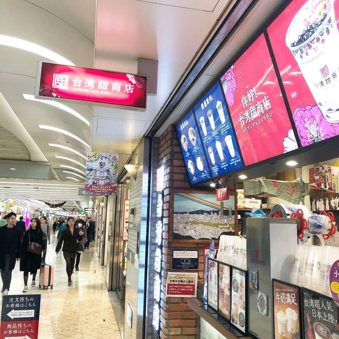 白石かえでさんのインスタグラム写真 - (白石かえでInstagram)「﻿ ﻿ ﻿ ▶︎Osaka Namba﻿ #台湾甜商店﻿ ﻿ ﻿ ☑︎ディーンタピオカ　バタフライピー　6.8﻿ ﻿ ﻿ ﻿ ﻿ 11/25〜12/25までの限定ドリンク❤️﻿ ディーンフジオカさんのファンなので﻿ もちろん初日に買いに行ってきた！！﻿ ﻿ ﻿ 作りたて生タピオカ専門店﻿ 「台湾甜商店」は福岡に店舗がないのが残念。﻿ たまたま大阪にいたので、﻿ なんばウォークの台湾甜商店へ行ってきたよ！﻿ ﻿ ﻿ ディーンタピオカは、﻿ バタフライピー(アイス)と﻿ オシドリミルクティー(ホット)の2種類で、﻿ どちらも680円☺️﻿ ﻿ ﻿ 今回は外が暑かったので、冷たい方の、﻿ バタフライピーをチョイス。﻿ いちごゼリーが入った蜂蜜レモンソーダで﻿ ほんのり甘酸っぱい印象！﻿ ソーダが入ってるんやけど、﻿ 微炭酸やけん、炭酸苦手な人も大丈夫そう🙆‍♀️﻿ もちろんタピオカも入ってるよ！﻿ (生タピオカでモチモチ)﻿ ﻿ ﻿ とにかく色が綺麗！﻿ ディーンフジオカさんの新曲﻿ 「Searching For The Ghost」の﻿ ミステリアスな世界観を表してるんだって！﻿ ﻿ ﻿ 期間限定やけん、早めに飲み行ってみてね❤️﻿ ちなみに台湾甜商店は、﻿ 「タイワンテンショウテン」って読むよ！﻿ ﻿ ﻿ 次回は、東京に引っ越した時﻿ ホットのオシドリミルクティー飲んでみるね！﻿ ﻿ ﻿ ﻿ #ディーンフジオカ﻿ #ディーンタピオカ　﻿ #Shelly ﻿ #台湾甜商店 ﻿ ﻿ ﻿ ﻿」11月27日 10時23分 - kaepyon.s