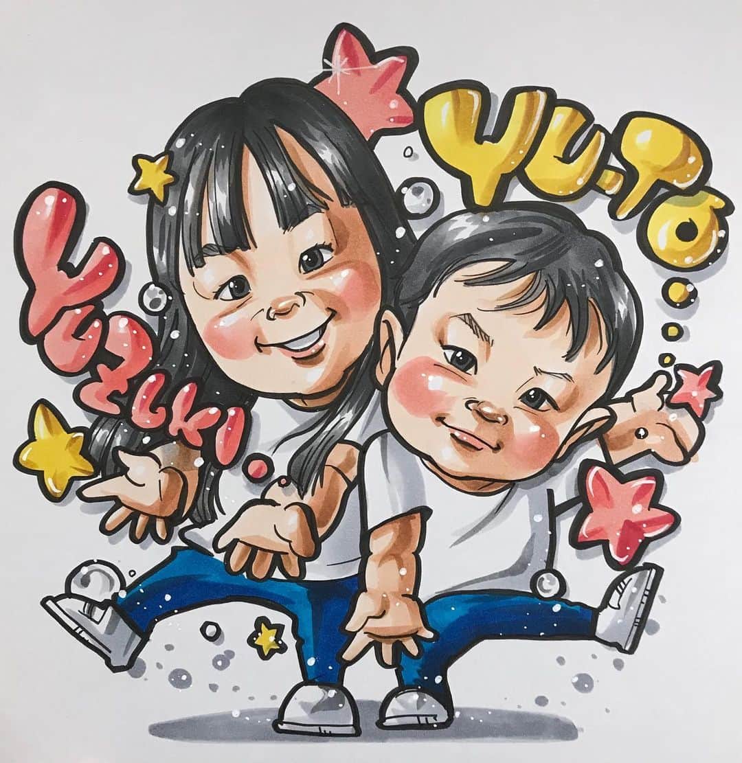 似顔絵★𝗚𝗢𝗥𝗜𝗞𝗜𝗡𝗚のインスタグラム：「. . . 先日の一枚目💕 . . 2枚のご依頼でした🌟✨ . . . 可愛いお子様達を✨👧👦❤️ . . .  お子様達の周りにはお子様が好きな星たちが舞ってます💕✨名前も舞ってますw😎 . . . . ❌❌現在は、予約受付終了してます❌❌ 。 . . .  2019年度ご予約のお客✨ 現在125番までの方案内中です🌟✨💕 メールの確認宜しくお願い致します🙇‍♀️🌟✨ . 一巡したら後回し組へご連絡して参ります⭐️✨ . .  次回の予約応募は、 だいたいですが来年の2月、3月くらいです😭😭😭🌟✨あくまでも予定です。 . . . オーダー再開の際には 人数制限あるため必ず予約ができるわけではございません。 そのことも踏まえた上で 次回ご検討いただけると嬉しいです(^^) . . また、結婚式の使用を考えてくださる方も多いです✨  前々からお伝えしていますが、 基本的に予約順に対応しているため、 近々の納期を希望される方は、 対応できないこともあるので、 あらかじめご了承ください💦 . . . . . ※今回予約が取れた方へ※ . .  写真がまだ用意できてない、入金が遅れそうなど、状況により、順番が前後することもございます‼️ あらかじめご了承ください。 。 . . . また、芸能人、キャラクターのオーダー、パロディ風オーダーはお断りしています。  芸能人については、ご本人様に直接プレゼントなどはOKです。 . . . . . . 💰料金表は過去投稿記事みてね❤💰 . . . . . ➡️ハッシュタグ⇨ goriking117料金表2019⬅️ . . ✨✨✨✨✨✨✨✨✨✨✨✨✨✨✨✨ @by.goriking のアカウントでは、 過去書かせて頂いたお客様方からの、 似顔絵のその後のお写真をいただき、 投稿しております^ - ^❤️❤️ 玄関に飾ってある似顔絵、 渡した瞬間のお写真、 ご本人とのお写真などなど💕  いろんな場面でのお写真お待ちしております^ - ^✨⭐️ . . .  #似顔絵#pencildrawing#drawing#pencil#illust#painting#art#artwork#portrait#絵描きさんと繋がりたい#似顔絵師#gorikingの似顔絵屋さん#姉弟#仲良し姉弟#おそろコーデ#🌟#星#star#子供#kids#kidsfashion#kids_japan#kidsphotography#comicart#anime#animeart#comicartist#animejapan」