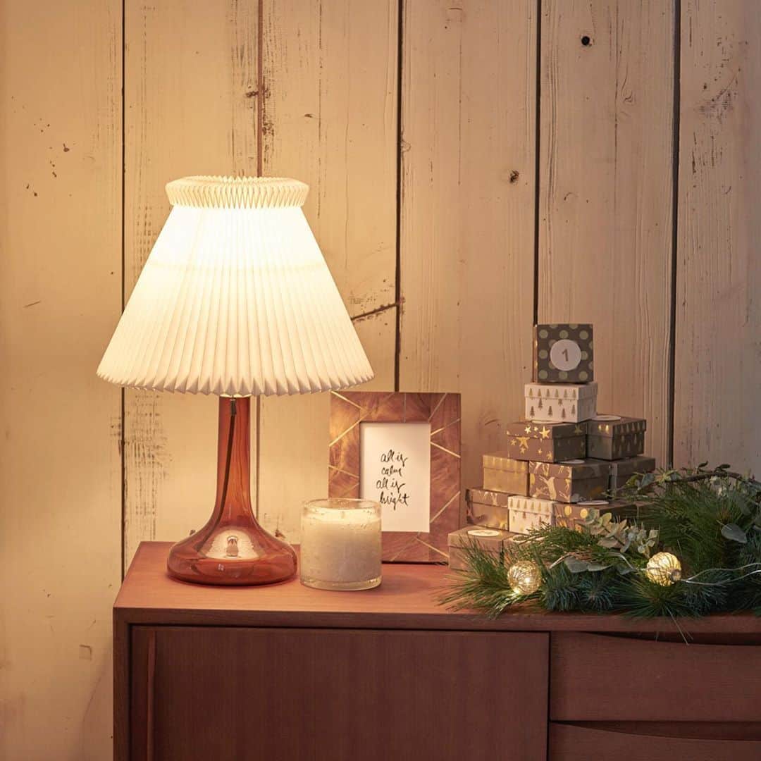 のインスタグラム：「. Decoration Ideas for enjoy Christmas_5 暖かな灯りを味方につける  冬のインテリアには、暖かくて、心地の良い雰囲気を醸し出してくれる照明やキャンドルの灯りが重要。  好きな照明やキャンドルを中心に、クリスマスのディスプレイスペースを作ってみてもいいですね。 . 1年に1度の特別なクリスマスを美しく彩るアイデアとアイテムを、アクタス @actus_press ホームページにてご紹介しています。」