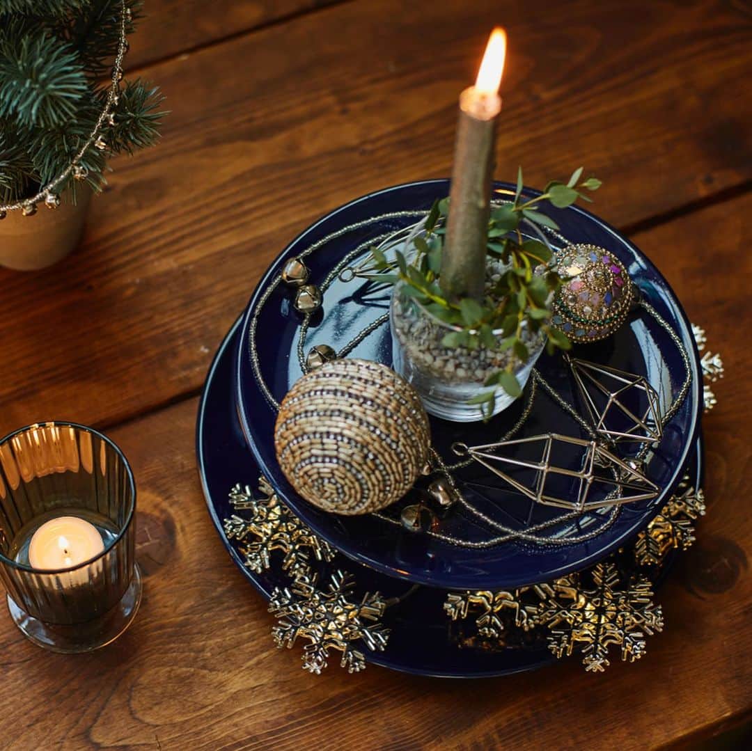 のインスタグラム：「. Decoration Ideas for enjoy Christmas_6 いつものお皿とグラスを使って  特別なものが無くてもできるお勧めのデコレーション。 いつものお皿とグラスを重ねたお手軽デコレーションスタンドに、オーナメントを飾るだけで出来上がりです。  カラーガラスのグラスは、ティーキャンドルをセットしてキャンドルスタンドとしても。 ガラス越しのニュアンスのある灯りが、お部屋をロマンチックな雰囲気にしてくれますよ。 . 1年に1度の特別なクリスマスを美しく彩るアイデアとアイテムを、アクタス @actus_press ホームページにてご紹介しています。」
