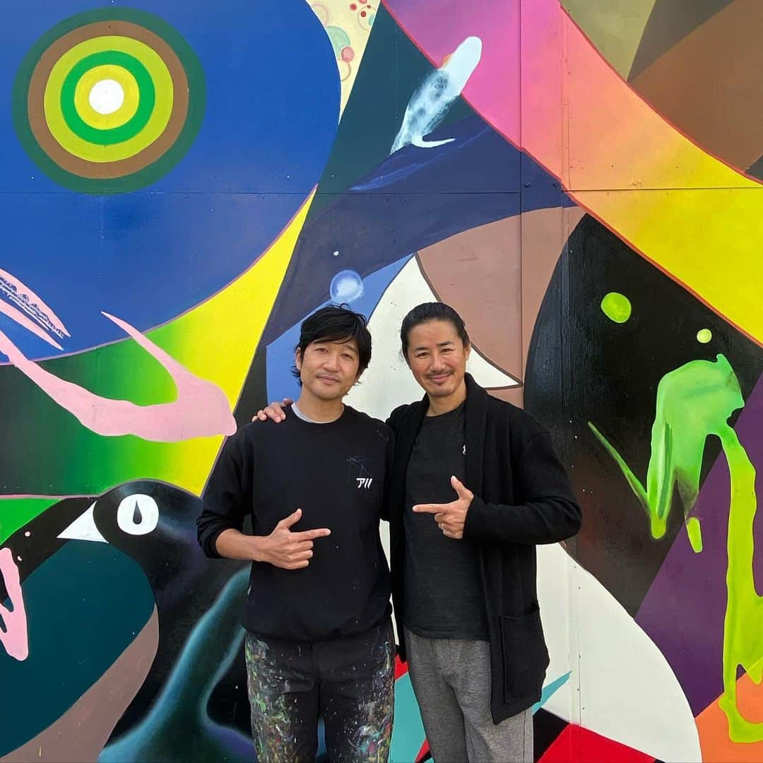 鈴木一真さんのインスタグラム写真 - (鈴木一真Instagram)「I finally got to meet my friend’s brother! He is the hottest artist in NY who just drew an amazing piece on Bowery Mural. Also the City of Beverly Hills has asked him to create a gigantic mural⚡︎ キース・ヘリングやバンクシーなど厳選された本物のアーティストだけが描いてきたニューヨークのバワリー・ミューラルに素晴らしい壁画を描きあげたばかりの松山智一さんに会いました！今回のビバリーヒルズ市からの依頼はバワリーよりも先だったそうです‼︎ しかも彼は映画やドラマでお世話になった「ライアーゲーム」シリーズの松山博明監督の弟さんなのでした⚡︎ #TomokazuMatsuyama #BoweryMural #BoweryWall #KeithHaring #Banksy #BeverlyHills #RodeoDrive  #ライアーゲーム #松山智一」11月27日 10時50分 - _kazumasuzuki_