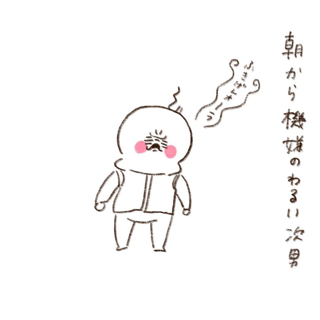やまもとりえのインスタグラム：「手を繋ぎたかったらしい」