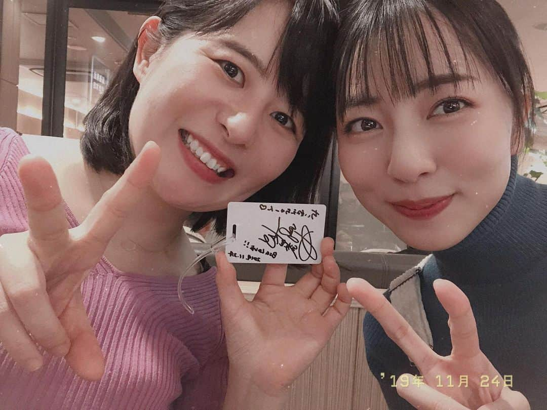 小島梨里杏さんのインスタグラム写真 - (小島梨里杏Instagram)「#舞台 #ザフォーリナー  大阪、大千秋楽 福岡からちいねえちゃんがかけつけてくれたんだ〜  ほんの1時間だけどお茶もできて ぶわ〜ておしゃべり。  グッズのラゲッジタグ買ってくれてて 記念サイン。🥰🥰」11月27日 10時48分 - r_riria