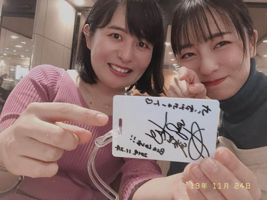 小島梨里杏さんのインスタグラム写真 - (小島梨里杏Instagram)「#舞台 #ザフォーリナー  大阪、大千秋楽 福岡からちいねえちゃんがかけつけてくれたんだ〜  ほんの1時間だけどお茶もできて ぶわ〜ておしゃべり。  グッズのラゲッジタグ買ってくれてて 記念サイン。🥰🥰」11月27日 10時48分 - r_riria