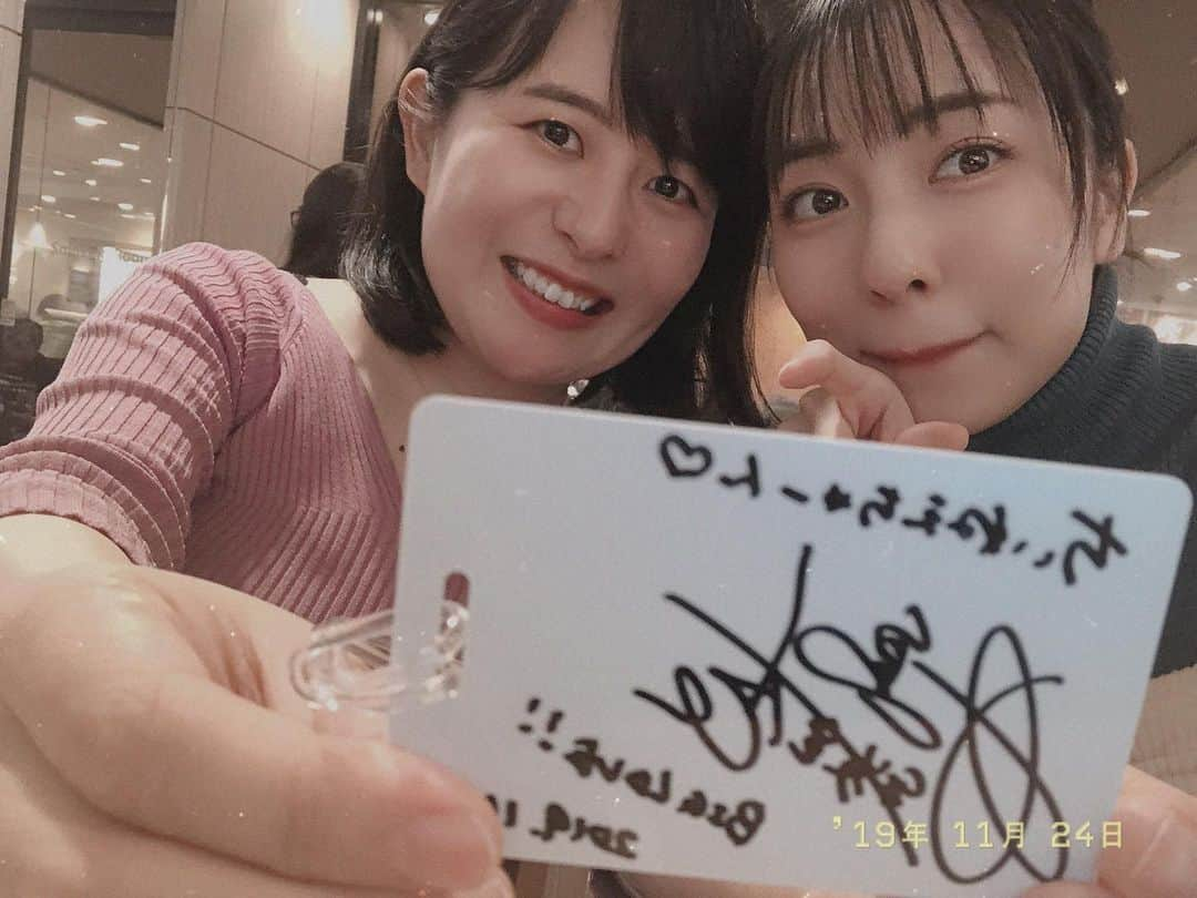 小島梨里杏さんのインスタグラム写真 - (小島梨里杏Instagram)「#舞台 #ザフォーリナー  大阪、大千秋楽 福岡からちいねえちゃんがかけつけてくれたんだ〜  ほんの1時間だけどお茶もできて ぶわ〜ておしゃべり。  グッズのラゲッジタグ買ってくれてて 記念サイン。🥰🥰」11月27日 10時48分 - r_riria