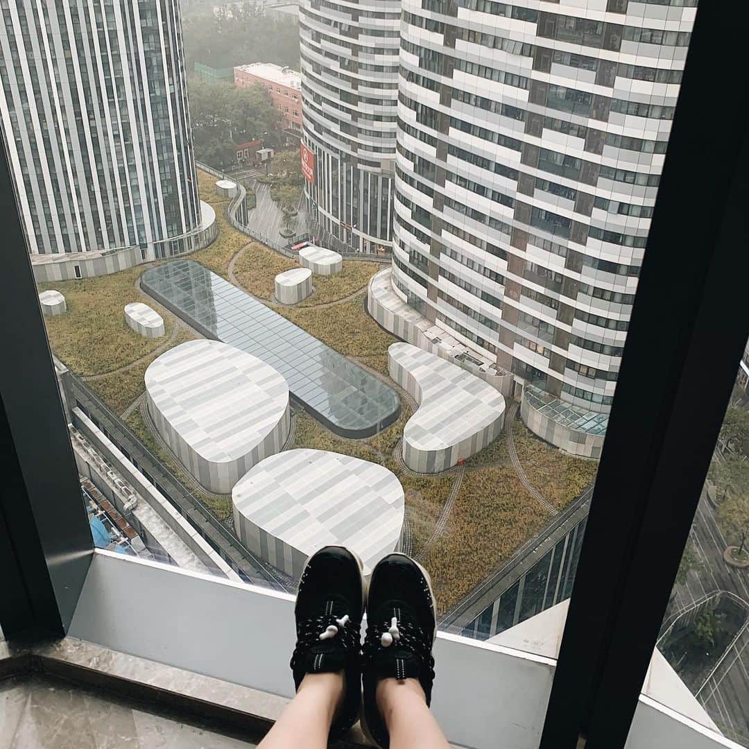クリスティン・ウェイのインスタグラム：「Morning #versace #sneaker #2919aw #fahsion #ootd #cwtravel」