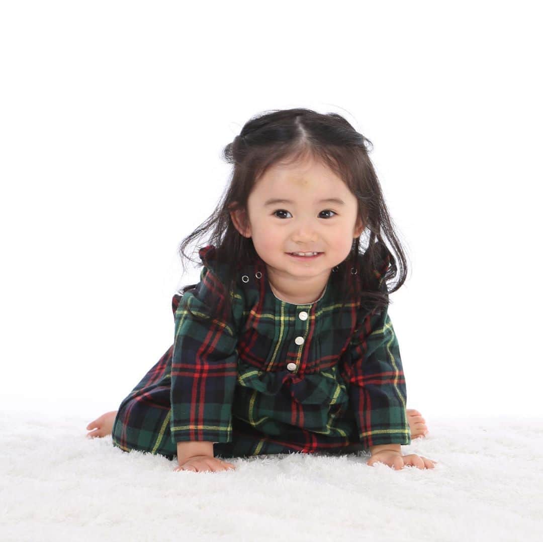 TAPPETのインスタグラム：「ワンピースのロンパースになっていますので1枚でかわいい♡ 柔らかい生地感です。 お出かけにも普段使いにも☺️ カラーはグリーンとグレーの2色。  きょうだいでお揃いコーデがオススメです❣️」
