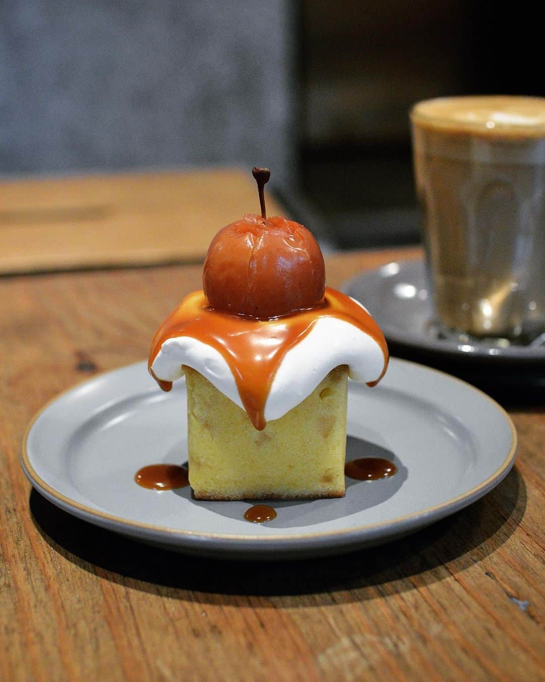 asu_chinさんのインスタグラム写真 - (asu_chinInstagram)「+ +  MONZ cafeさんの姫リンゴベイクドケーキ。  MONZさんのベイクドケーキは、しっとりずっしりしていてトッピングも可愛いくて大好き♡ いつも思うのだけど、このたらりんのクリームはどうやってるのだろう？🤔 + +」11月27日 11時07分 - asu_chin