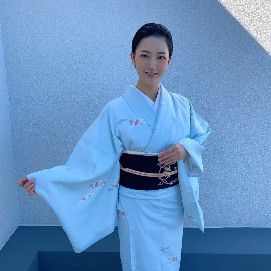 花野じゅりあさんのインスタグラム写真 - (花野じゅりあInstagram)「. 歌舞伎観劇 「吉例 顔見世大歌舞伎」 夜の部 一.鬼一法眼三略巻 ニ.連獅子 三.市松小僧の女 …という演目を観劇致しました  鬼一法眼三略巻では中村莟玉さんの襲名披露がありました 襲名の口上は宝塚での初舞台の口上を思い出し、とても清々しい気持ちになりました 莟玉さんはとてもお綺麗で品がよく…牛若丸も素敵でしたが、女形姿も楽しみです  連獅子は幸四郎さんと染五郎さんがとにかく格好良くて… 花道で仔獅子の染五郎さんが勢いよく舞い、大迫力でドキドキしました  市松小僧の女は、男前で強い女性お千代さんが、どんどん可愛らしく見えてくる不思議と、笑いあり涙あり、心に染み入るものがあるお芝居でした  あー、ほんとうに楽しい時間でした  来月の玉三郎さん、どうしても観たい… . . . . . #歌舞伎観劇 #吉例顔見世大歌舞伎  #夜の部 #着物#和装#和の美学」11月27日 11時01分 - julia.hanano