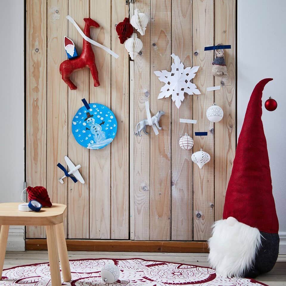 IKEA JAPANさんのインスタグラム写真 - (IKEA JAPANInstagram)「もうすぐホリデーシーズン。﻿ イケアには、今年も新作のクリスマスオーナメントがたくさん揃いました！﻿ ﻿ ツリーだけではなく、枝に飾ったり、壁にかけたり、窓辺につるしたり、楽しみ方はさまざま✨﻿ 花瓶に枝を生けてオーナメントを飾れば、限られたスペースでも楽しめるミニツリーの完成です🎄﻿ #IKEA #イケア #ikeajapan #Christmas #Xmas #holiday #winter #クリスマス #ホリデー #デコレーション」11月27日 11時02分 - ikeajapan