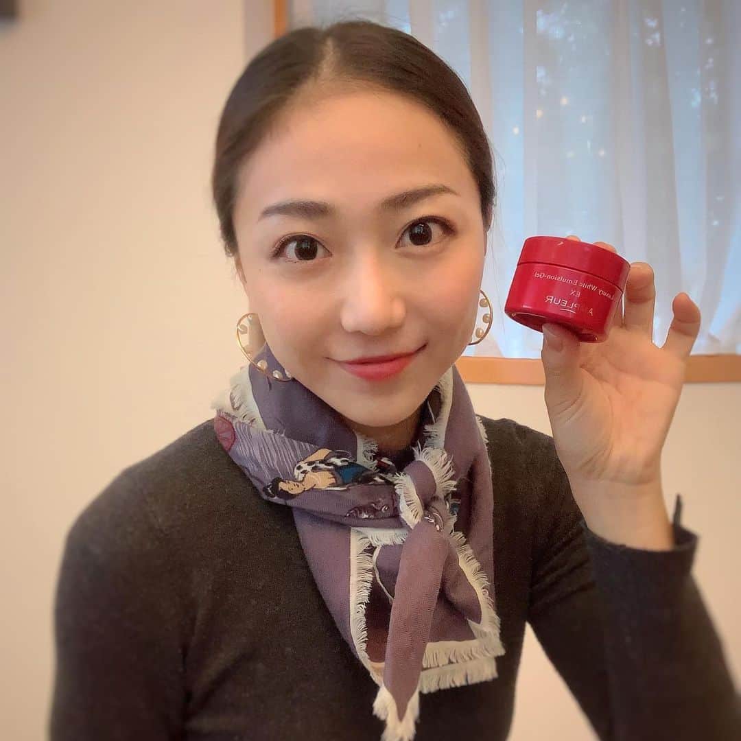 透水さらさのインスタグラム：「おはようございます☀﻿ ﻿ 何度もご紹介してるアンプルールさんの美容ゲル、私の毎日の使い方を今日はご紹介しますー！﻿ ﻿ ﻿ 朝☀️は洗顔後、アンプルールさんの化粧水をハンドプレスしたら、こちらの美容ゲルで水分を閉じ込めます！﻿ その後、化粧下地をつけてお化粧します☺️﻿ ﻿ 夜🌙は、お風呂あがりに同じくスキンケアの最後にこの美容ゲルでしめるんですが、寝る直前に更に塗りこんで(口元と目元の乾燥する所おおめに)﻿ マスクを口もとだけつけて寝ます！﻿ (鼻までマスクで覆うと苦しいので口元だけ)﻿ ﻿ そうすると、朝しっとり☺️﻿ 乾燥する季節は家の中で、化粧の上から塗る時もあります！﻿ ﻿ ラグジュアリーホワイト エマルジョンゲルEX﻿ https://www.ampleur.jp/skincare/1117.do﻿ ﻿ ﻿ 旅行先にも機内✈️にも持って行きます！！﻿ てばなせないっ！！😭﻿ ﻿ そしてそして！﻿ いまアンプルールさんで﻿ 素敵なイベントされているみたいなので、﻿ よかったらのぞいてみてください♡﻿ ﻿ ＠ampleur_official﻿ ﻿ ＃アンプルール﻿ ＃塗る美容点滴﻿ ＃とろーりなめらかゲル﻿ ＃PR」