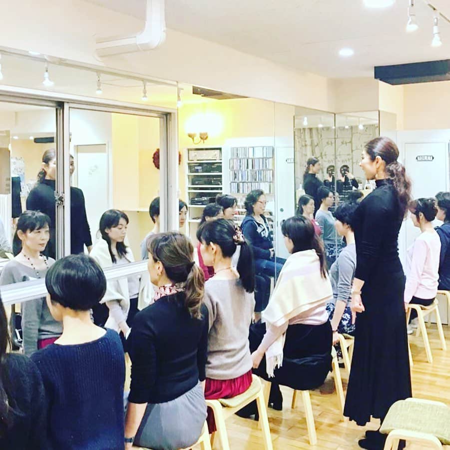 間々田佳子のインスタグラム：「みんなで顔を動かすと 一人で練習する以上のパワーが生まれます✨  私もみんなからキレイになる ビタミンをいただいています！  キラキラになろう✨  いつもお集まり頂きありがとうございます😊💕 #間々田佳子 #表情筋トレーニング #きゅっぴたぴん！で小顔になろう」