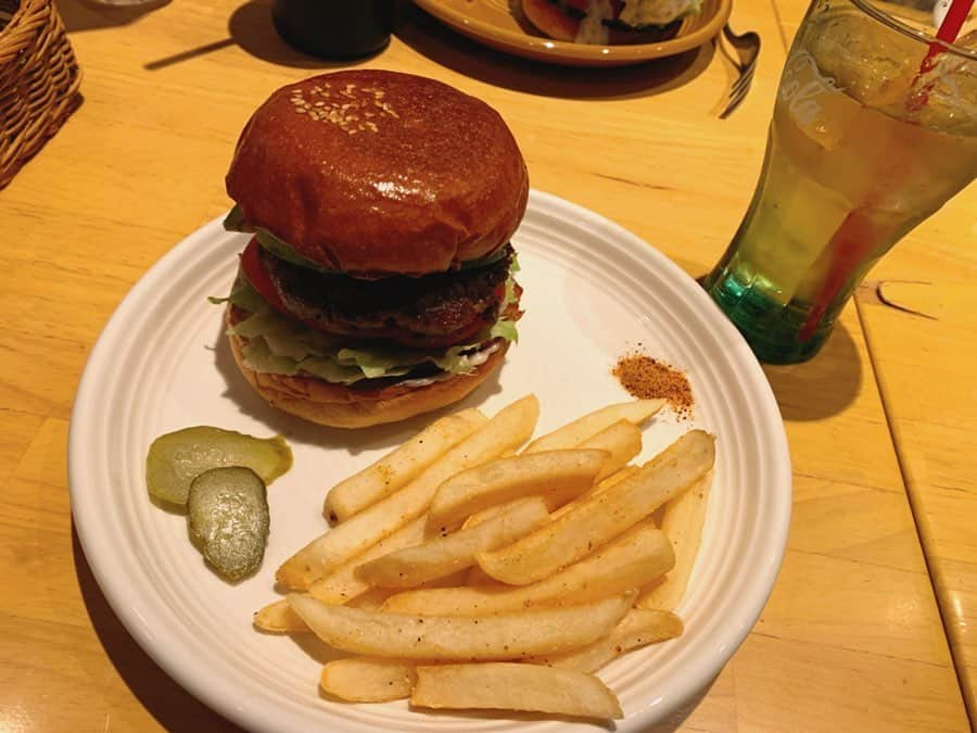 佐井祐里奈さんのインスタグラム写真 - (佐井祐里奈Instagram)「#レイヤーズ . . ランチセット🍔 1000yen ・10種から選べるバーガー →アボカドバーガー ・ポテト ・ドリンク . . . 平日お昼のかなりお得なセット🥰 バンズはトーストされてて香りも良くほんのり甘くて パティはジューシー、中の野菜もフレッシュで美味しい😋 個人的にはもっとボリューミーだと嬉しいから今度は追加でトッピングしたいな✨ . . . . . . #yunnaログ #yunnaカフェ巡り #名古屋ハンバーガー #ベビーカー入店」11月27日 11時34分 - yunna_s31