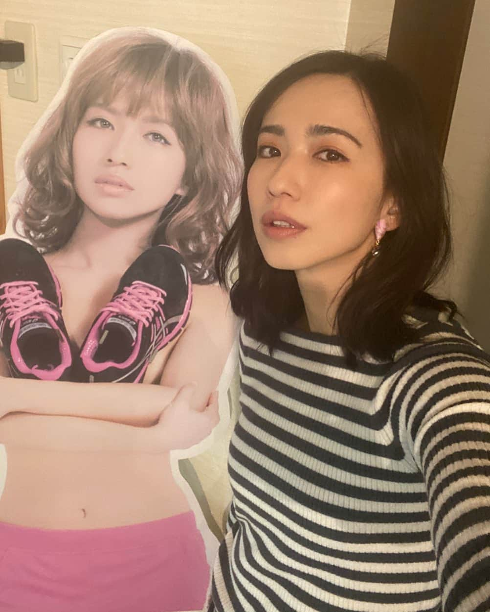 優木まおみさんのインスタグラム写真 - (優木まおみInstagram)「実家にいる10年前の私。  等身大パネル。  ギャル。  #等身大パネル #10年前 #若い」11月27日 11時38分 - yukimaomi