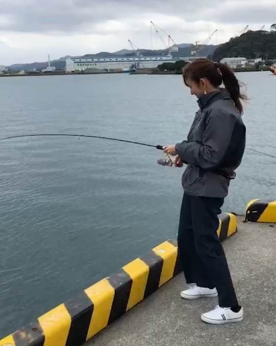 のインスタグラム：「仕事と、用事の合間に釣り🎣  最高🙋🐟 佐伯最高🙋❤️ あっ！ が素すぎる😂笑 カマスちゃんごめんよ  #カマス #大分弁 #方言 #釣り #釣り女子 #釣りガール #fishing #lesson #魚 #fish #佐伯 #海 #saiki #oita #NG  もあるよ #smile #楽しい #Enjoy #love #hit #ピアス可愛い #師匠  #コーチ #指導 #34  #大漁 #喜びのダンス  #thirty34four #thirtyfour #いわのり釣り」