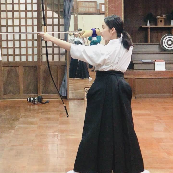 川上舞乃のインスタグラム：「祐奈ちゃんて世界一この格好が似合うと思いませんか…？ 弓道、思ってたより1000倍むづかしそうでした🙀  #yunatube #平祐奈 #週刊ザテレビジョン  #弓道」