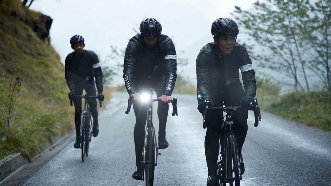 GORE-TEX Products JPさんのインスタグラム写真 - (GORE-TEX Products JPInstagram)「Rapha + GORE-TEX Brand, to keep you riding in the most extreme conditions. - 悪天候の中も駆け抜けるために。 #goretex #ゴアテックス #rapha #cycling #bikes #enjoytheweather」11月27日 11時39分 - goretexjp