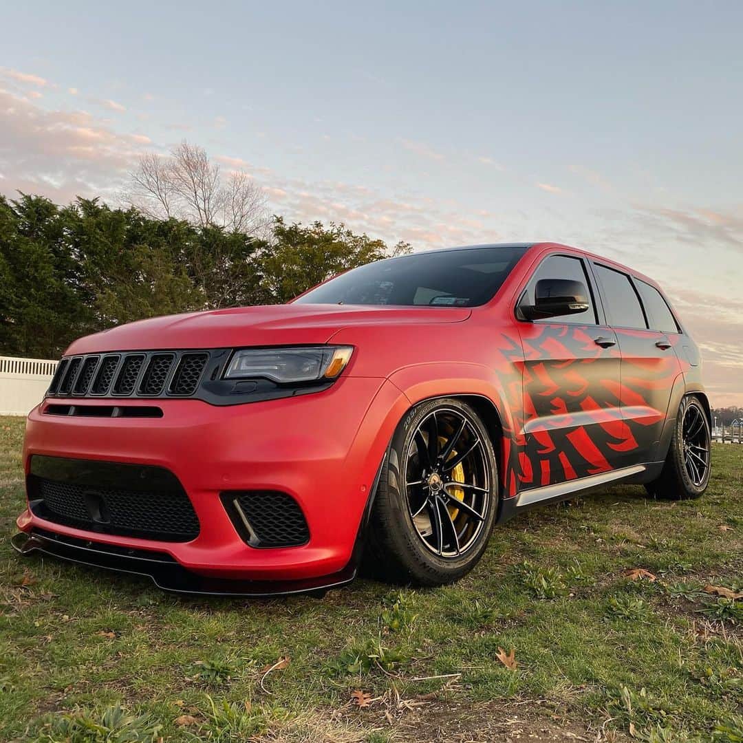 CarsWithoutLimitsさんのインスタグラム写真 - (CarsWithoutLimitsInstagram)「One nasty looking TrackHawk  @roofboss & see his unique collection of cars  #carswithoutlimits #jeep #trackhawk #hawking」11月27日 11時40分 - carswithoutlimits