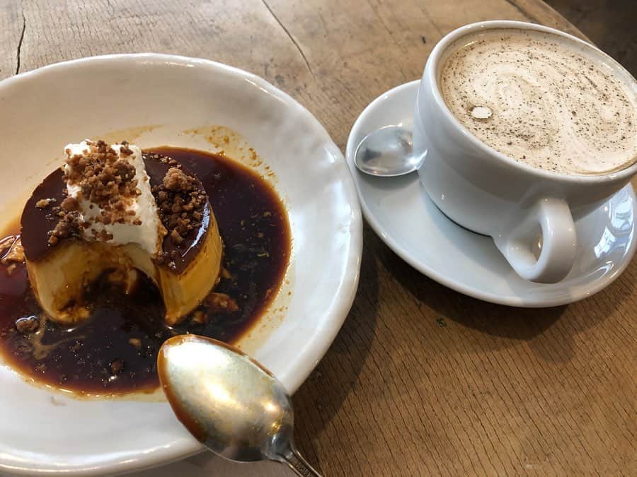 野尻美穂のインスタグラム：「プリンもほうじ茶ラテもめちゃうま😍 コーヒーも1杯づつ丁寧に豆から挽いて入れてくれます。 また絶対来たいコーヒー屋さん！ #miho_paris #dreaminman #表で写真撮ろうとしたらこっちみてずっと笑ってくれてた彼ら😚」