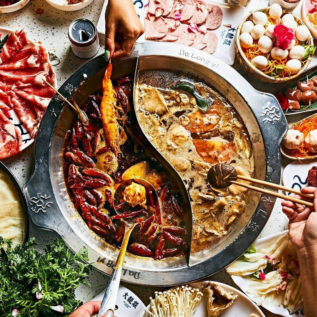 Luxury Card Japanさんのインスタグラム写真 - (Luxury Card JapanInstagram)「【ラグジュアリーマガジン】﻿ −中華料理の深淵を味わう−﻿ ﻿ 中国四川省の省都・成都は、人口で見れば中国のトップ10都市にも入らないが、贅沢品の消費という面では上海と北京についで3位。そんな豊かな都市最大の資産は、なんと言っても料理です！🤤🔥 ﻿ 「食の都」として名高い成都で、中華料理の深淵を特集した記事は会員専用アプリ内、ラグジュアリーマガジン秋号でご覧いただけます。﻿ ﻿ まだカードをお持ちでない方はこちらから﻿ @luxurycardjapan﻿ ﻿ #成都 #食の都 #中華料理 #火鍋 #四川料理 #ラグジュアリーマガジン #ラグジュアリーカード #Chengdu #Sichuan #hotpot #luxurymagazine #luxurycard ﻿ ﻿」11月27日 11時51分 - luxurycardjapan