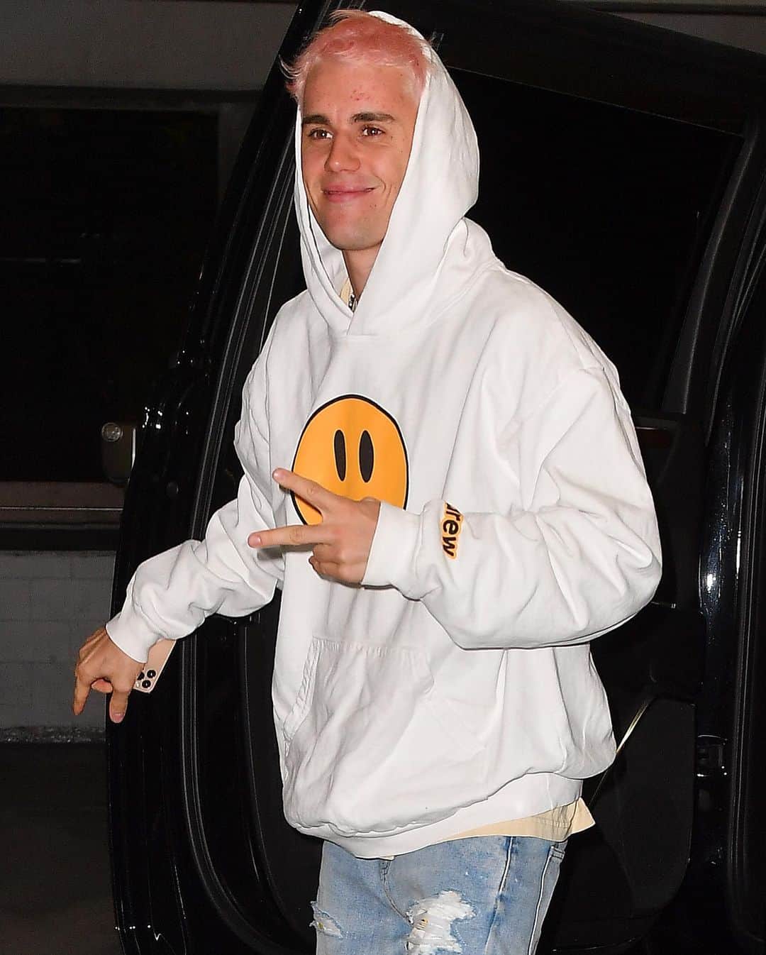 Just Jaredさんのインスタグラム写真 - (Just JaredInstagram)「@justinbieber flashes a smirk as he and wife @haileybieber arrive at a restaurant for dinner! #JustinBieber #HaileyBieber Photos: Splash」11月27日 11時45分 - justjared