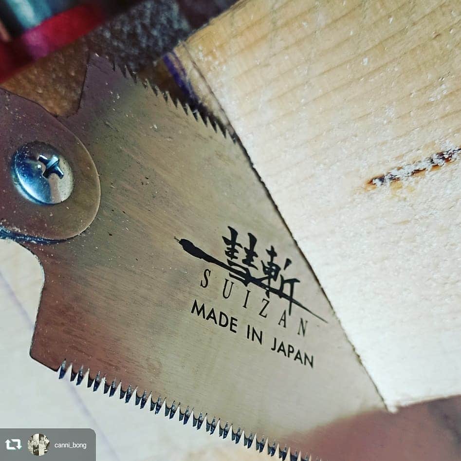 のインスタグラム：「We are happy to use SUIZAN.﻿ This cut is very beautiful!﻿ ﻿ #repost @canni_bong﻿ #suizan ryoba﻿ ﻿ #suizan #suizanjapan #japanesesaw #japanesesaws #japanesetool #japanesetools #japaneseplane #craftsman #craftsmanship #handsaw #handplane #pullsaw #flushcut #dovetail #dozuki #ryoba #woodwork #woodworker #woodworkers #woodworking #woodworkingtools #diy #diyideas #furnturedesign #furnituremakeover #furnituremaker #japanesestyle #japanlife」