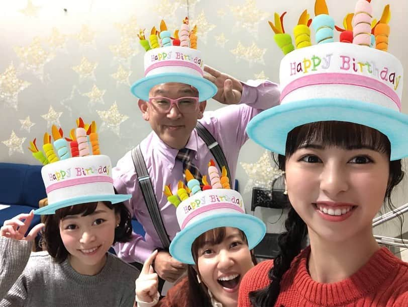 KBCテレビ「アサデス。」さんのインスタグラム写真 - (KBCテレビ「アサデス。」Instagram)「おはようございます☀ お天気アシスタントの太田江莉奈です♪  今日は、こだまさんのお誕生日🎉 おめでとうございます🎂 25歳になったそうです（笑）  さて、クリスマスまで1ヶ月を切りましたね！ 街はもうイルミネーションやクリスマスソングが流れていてクリスマスムード一色✨ 福岡の冬の風物詩といえば、クリスマスマーケット🎄 今年は、博多と天神など4会場で開催されて、私はMCを務めてます🎤 是非遊びに来てくださーい🎅  #アサデス。#kbc#福岡#fukuoka#クリスマスマーケット博多#クリスマスマーケット天神」11月27日 11時56分 - asadesu_kbc