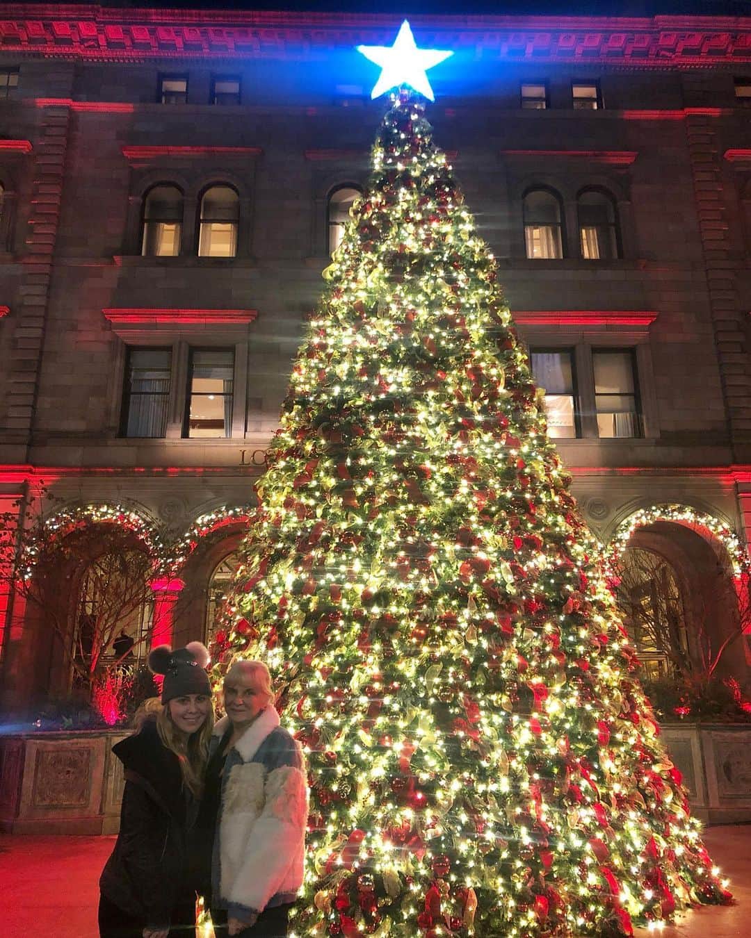 のインスタグラム：「A little New York trip to put us in the Christmas spirit.🎄Mom and I love this city so much! We stood on the street like tourists (I guess we technically are now) watching the Saks Fifth Avenue light show...twice! It’s a must if you’re visiting during the holidays. Anyone seen it?!🎄🎁🎅🤶🏻#christmasinthecity ❤️ @newyorkpalace」