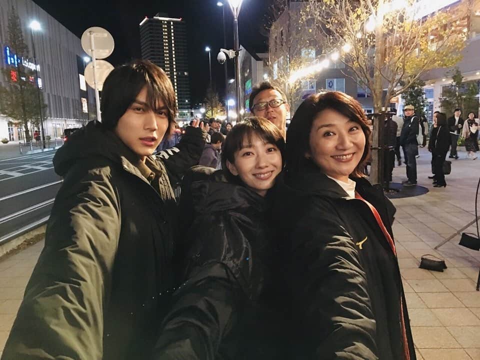 【公式】G線上のあなたと私のインスタグラム：「_ ‪『#G線上のあなたと私 』第7話‬﻿ ‪ご視聴ありがとうございました🌈﻿ ﻿ ‪重なるすれ違い…前進したけど胸が苦しい、﻿ 切なすぎる第7話いかがでしたか⁉️‬﻿ ﻿ ‪すでにたくさんの温かいご感想﻿ ありがとうございます🙏🏻‬﻿ ﻿ ‪御礼の写真は、やっぱりこの3人で☺️‬﻿ 3人の絆が素敵すぎて、思い返しても泣けます…﻿ 『LOVE&PEACEだよ…😭』(也映子さんから拝借)﻿ ﻿ ‪3人の絆はますます深まってますね🥺‬﻿ ﻿ #スワイプすると第8話予告﻿ #3コン楽しみすぎるぞ第8話﻿ #2人の恋がめちゃめちゃ動きだしてるぞ第8話﻿ #でもでもやっぱり幸恵さんが最高だぞ第8話﻿ #ちょっと待てそれより理人くん眞於先生のとこでなにがあったのか気になりすぎるぞ第8話﻿ ﻿ #波瑠 #中川大志 #松下由樹」