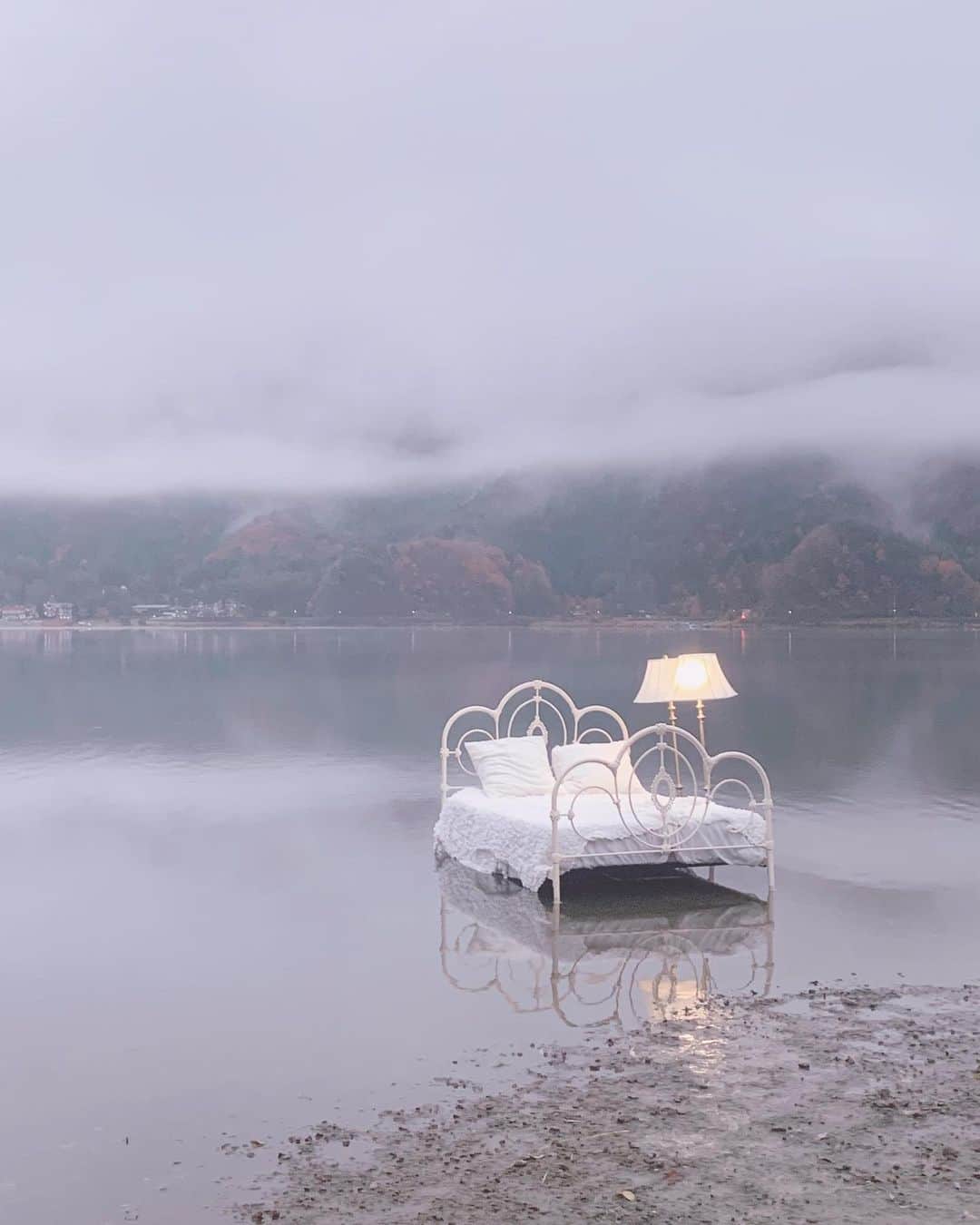青木美沙子さんのインスタグラム写真 - (青木美沙子Instagram)「朝2時に家を出発し、湖で幻想的な撮影してきました！！ 霧と夜明けが本当キレイだったけど、本当寒くてガタガタ震えてました笑 とても楽しかったです💓」11月27日 12時07分 - misakoaoki