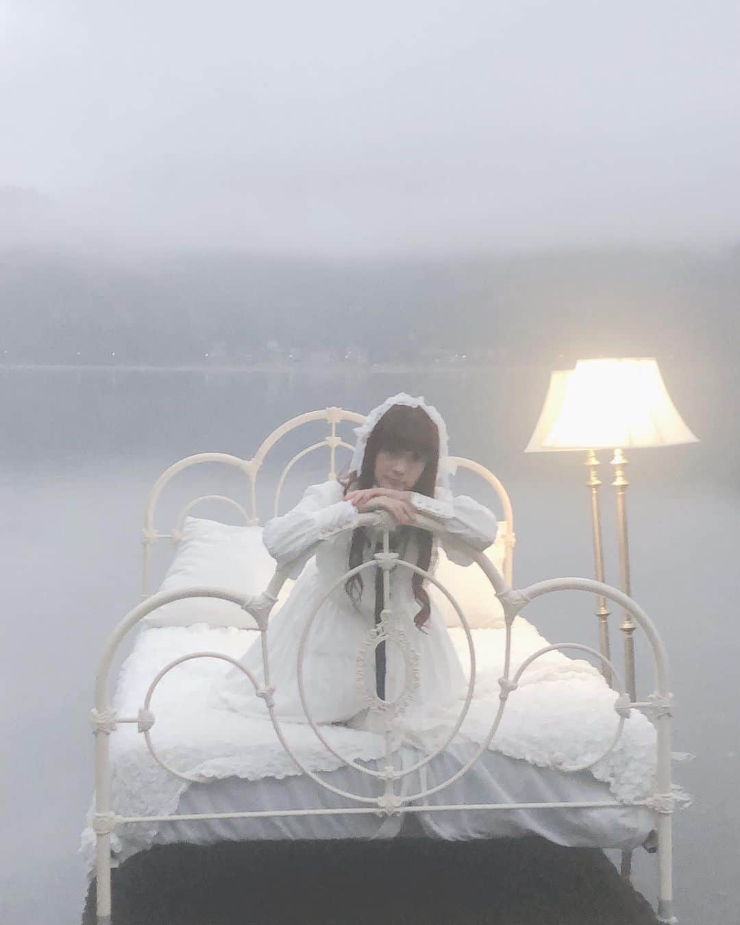 青木美沙子さんのインスタグラム写真 - (青木美沙子Instagram)「朝2時に家を出発し、湖で幻想的な撮影してきました！！ 霧と夜明けが本当キレイだったけど、本当寒くてガタガタ震えてました笑 とても楽しかったです💓」11月27日 12時07分 - misakoaoki